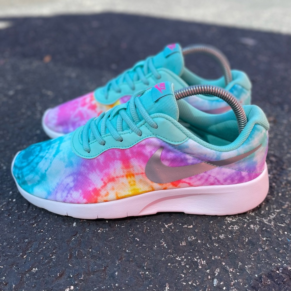 Nike tanjun tropical/tie dye shoes size 6.5Y 8 Women’s